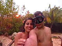 なんというタイミング。ラブラブで自画撮りをしようとしたカップルの真後ろに