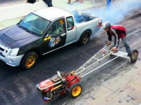 無茶するタイ人。ドラッグレースの日本車対決なんだけど片方がなんかおかしいｗ