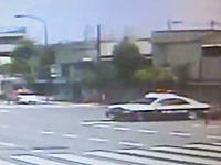 世田谷区で起きたパトカーとトヨタアクアの衝突事故の瞬間の映像が公開される。