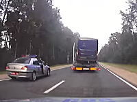 鉄砲撃っても止まらない。暴走キャリアカーとの激しいカーチェイス。投石攻撃も。