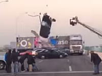 映画のアクションシーンの撮影で飛びすぎた車がスタッフをひき殺しそうになるミステイク