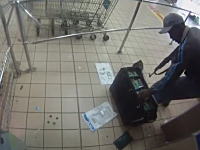 容赦なく撃ってくるATM強盗。警備員が勇敢に拳銃で応戦するが武器の差で負ける