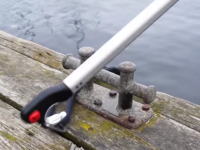 なんど見ても仕組みが分からん。係留ロープをブイやクリートに遠くからひっけれる魔法の棒