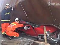 奇跡の生還。トラックの積荷に潰されて完全にぺしゃんこ状態の車内から運転手が救出される。