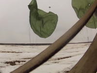 軍事動画。空中投下された荷物から見る景色。思ってたより優しく着地するんだな。