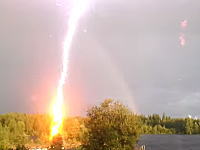 サンダガの衝撃。綺麗な虹を撮影していたら目の前に雷が落ちてビックリ動画。