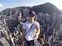 高所恐怖症注意。香港の超高層ビルのおっそろしい場所でバナナを食う男女。