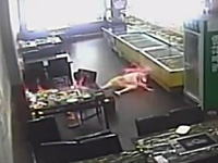 鍋を温めるガス缶がブシャーッ！と炎を噴射して彼女が火だるまに