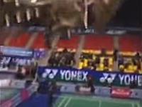 バトミントンの試合でスタジアムが崩壊・・・。屋根がごっそり崩れ落ちてくる瞬間。