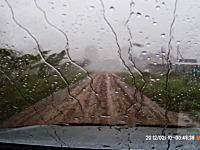 ガレージから出たタイミングで竜巻に襲われてしまった男性のビデオ。車載カメラ。