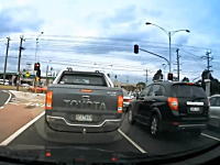 電線にとまっている鳥も感電する事がある動画。複数の鳥が一度にバーン。