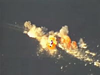 軍事動画。ロシアが行った海上の船を標的にしたミサイル発射訓練の様子。