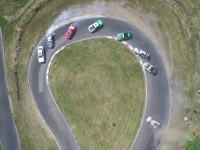 これは面白い。12台のマシンが連なってドリフトしてみた動画。真上から撮影。