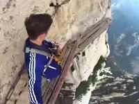 世界一危険な道で命綱を外してみた動画。こんな道ぜったい無理や