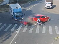トラックとセダンの事故に巻き込まれて死ぬところだった自転車の男性。ギリギリ