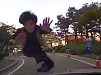 この韓国の当たり屋の動画さすがに糞ワロタわｗｗｗ確実にキチガイだろｗｗｗ