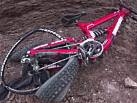 MTBで断崖絶壁を駆け抜ける「レッドブルランページ」の難所で飛びすぎ大痛い。