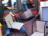 エクストリームただいまing。ソリに乗ったまま猛スピードで突っ込んできた男性