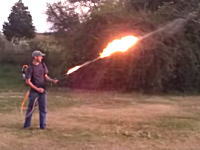 火炎放射器なんて作れるのかよ。自作の火炎放射器の威力がヤバい動画。