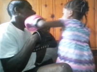 5歳の娘にボクシングを教えていたお父さんがノックアウトされるｗｗｗ強いｗｗ