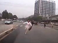 これは当たり屋か自殺か。道路に飛び出して撮影車の前に倒れこむ女性。