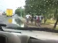 これは炎上の予感。下校中の女子生徒たちに水溜りぶっかけやってみた動画。