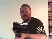 なぞの技術。紙を入れたら紙飛行機になって射出されるマシン（マシンガンタイプ）を作った男性。