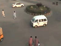 めっちゃはね飛ばされてる(@_@;)パキスタンで道路を渡る時に注意すべき物がレア。