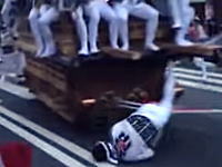 あっぶねえ！泉大津だんじり祭りで地車（だんじり）に轢かれかけた男性。