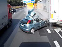 これで生きていたのはどう考えても奇跡。高速道路の出口渋滞に突っ込んだ車。