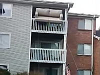 絶対やらかすと思ったのに。3階の部屋から大きなソファーを降ろす方法がｗ