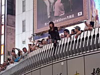 50人以上が飛び込んだ道頓堀の様子。お姉ちゃんだって応援されてダイブ！