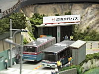 大人の本気あそび。バスが道路を走るジオラマが凄い。こんなのあるんだね。