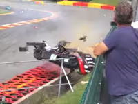 何が粉砕した？オー・ルージュの登りですっ飛んだマシンがタイヤバリアを越える。