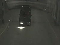 こいつは狂ってるｗｗｗ駐車場のゲートで大暴れしている一台の車が撮影されるｗ