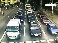 信号停止の車列にバスがノーブレーキで突っ込んだ事故の映像が怖い怖すぎ。