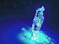 ド派手。ナイトスキーを楽しむために自らが発光体となったスキーヤーのビデオ。