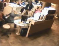 人生最後の大暴れ。入院患者が金属のパイプを振り回して看護師を襲う。その後テイザーで死亡。