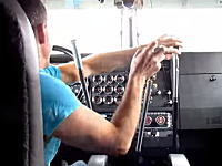 なにを操作しているんだろう。両手でギアチェンジが必要なトラックの運転が大変そう