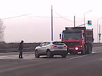 このギリギリっぷり。これが奇跡か。大型ダンプと左折車の交通事故に歩行者がっ