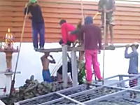 人力工事。建設現場で杭打ち機を使わずに太い杭を地面に打ち込む方法。