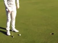 パッティングラインを完璧に読み切った男の神技。ゴルファーなら分かるあの微妙な距離をあえて難しく入れる。