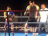 なんだこの体格差。キックボクシングで小さい方が巨人を倒したスピニングキックが強烈すぎる