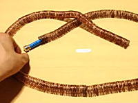 これは面白い科学実験。ダイソーで324円で揃うグッズで作られた「世界一簡単な構造の電車」