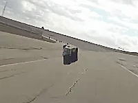 時速257キロで走行中に前の選手から落下したGoProカメラと衝突してしまったライダー