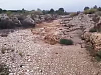 枯れた川にちょろちょろっと水が流れてきたと思ったら！？一瞬にして凄いことに。