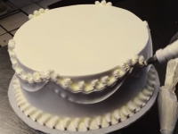 花びらの作り方に感動。ウェディングケーキのデコレーションをわずか数分で完成させる職人技。