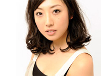 太田彩乃 ベージュのビキニ水着を着てホーズで水をかけられたり、プールサイドに横たわる