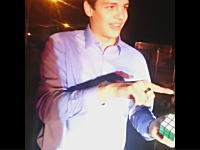 スピード違反でパトカーに止められたマジシャンが警官を楽しませる動画が人気に