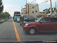 交通事故の教材としてまんま使えそうな事故の瞬間。典型的な右直事故。